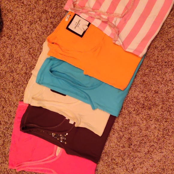 3/$20🎈 Bundle of Abercrombie tanks assorted size - Picture 2 of 3